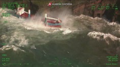 Dramatická záchrana na videu: Stroskotanú loď veľké vlny pritlačili o skaly