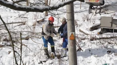 V Terchovej napadlo meter snehu. Ľudia si ani deň po kalamite nevydýchli, nedeľu trávili s lopatami