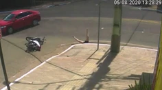VIDEO: Kuriózna nehoda na križovatke. Skútristka sa po zrážke s autom skotúľala do kanála