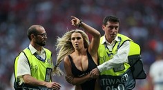 Pamätáte si na narušiteľku finále LM? Zvodná blondínka mala ďalší diabolský plán