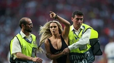 Pamätáte si na narušiteľku finále LM? Zvodná blondínka mala ďalší diabolský plán