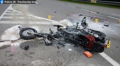 Tragická zrážka osobného auta s motorkou si pri Púchove vyžiadala dve obete