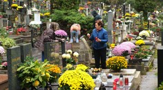 Pred niektorými cintorínmi nezaparkujete. Mestá radia ľuďom využiť MHD