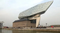 Diamant alebo nádherná loď? Zosnulá architektka sa tejto stavby už nedožila