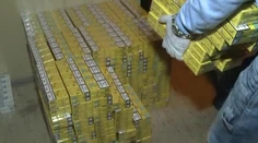 Pašované cigarety vynášali z bytu dôchodcu dve hodiny