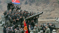 Kim Čong-un sa pripojil k svojim vojakom, počas výcviku sadol do tanku