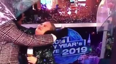 Desivé video: Stačilo málo a Chrissy Teigen by prišla o oko
