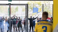Terasy či obchody sú plné, ak chcete ísť na futbal, čaká vás oveľa zložitejšia procedúra