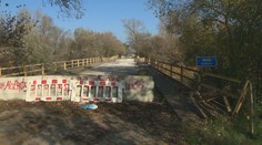 Útek pred políciou sa pre skupinu migrantov skončil dramaticky. Auto po zrútení z mosta skončilo v rieke