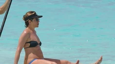 Jennifer Aniston v bikinách. Konečne tehotná alebo len napapaná?