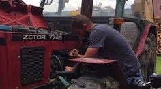 Zaplatil zálohu za nový traktor, ale vozí sa na starom. Tadeáš naletel podvodníkovi