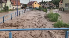 Autentické zábery, ako sa vylial potok pri Prievidzi. Za chvíľu boli ulice a domy pod vodou
