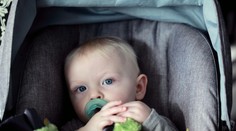 Tragická chyba. Otec nechal niekoľkomesačné dieťa v aute, záchranári mu už nedokázali pomôcť