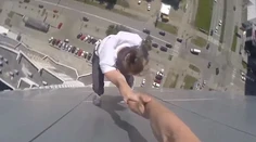 Z tohto ide strach! Mladík visí z výškovej budovy bez istenia