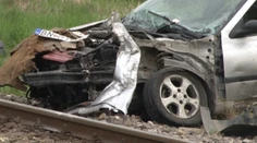 Mladík bez vodičáku narazil do vlaku. Auto totálne zdemoloval