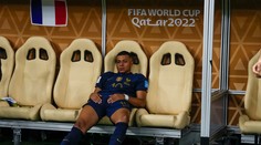 Francúzi po finále: Mali sme o deň menej na prípravu ako Argentína. Mbappého utešoval Macron