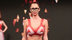 Prsnatá sexica Gašparovičová v presvitajúcom pyžamku a pod ním nič!