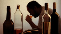 Viete rozpoznať závislosť od alkoholu? Toto je sedem varovných signálov