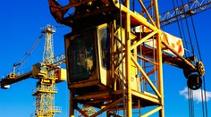 Pri nehode žeriava sa zranil žeriavnik, letel tam vrtuľník