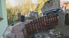 Zdemoloval smetiak a skončil vo dvore rodinného domu. Mal v sebe toľko alkoholu, že to stačí na otravu