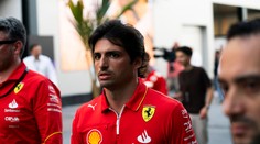 VIDEO: V Miami tímy s novým lakovaním i oblečením, Sainz si zahral futbal so Suarézom