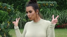 Ultraobtiahnuté šaty Kim bez podprsenky: Priesvitné prsia a obrovské pozadie