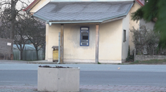 Ďalší vybielený bankomat, tentoraz v obci Ladce. Zlodeji všetko zvládli za veľmi krátky čas