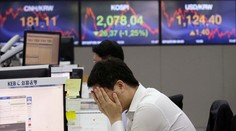 Euro prudko oslabilo. Môžu za to Gréci