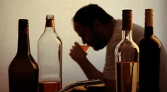 Alkoholizmus je vážnym spoločenským problémom. Ako rozpoznať závislosť od pitia?