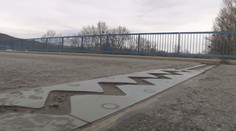 Nemá ho kto opraviť. Starý most v Strážskom spadol, nový je po troch rokoch poškodený