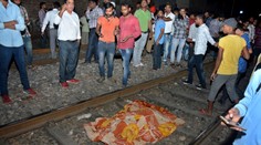 Veľké nešťastie v Indii: Vlak vrazil do davu ľudí, hlásia najmenej 50 mŕtvych