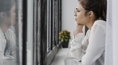 Boja sa zlyhania a nevedia prijať uznanie. Syndrómom podvodníka postihuje bežných ľudí aj osobnosti svetového formátu