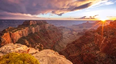 V americkom Grand Canyone panujú extrémne horúčavy. Turistom roztápajú topánky