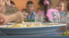 Do škôl sa vracajú obedy platené štátom. O dotáciu však musia rodičia požiadať