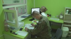 Ľudia nad 70 rokov sa na očkovanie nehrnú. Nemocnice musia čoraz častejšie zháňať náhradníkov