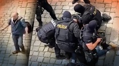 Nekop ho, točia to! Kamera zachytila, ako kukláči zneškodnili ozbrojenca v centre Bratislavy