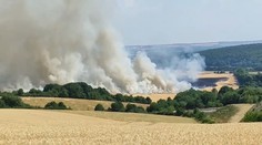 Hasiči zasahujú pri rozsiahlych požiaroch na východe aj juhu. Plamene zachvátili desiatky hektárov