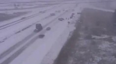 Plechy áut ako z papiera: Jedna z najrozsiahlejších reťazových nehôd