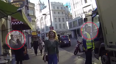 Niečo tu nesedí. Na prsiach tejto modelky mohli ľudia oči nechať