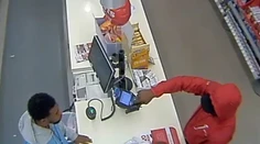 VIDEO: Lupič-amatér si vybral nesprávnu obeť. Pokladník ho zničil pohľadom