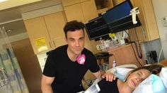 Bláznivý Robbie Williams. Pozrite si ONLINE pôrod jeho ženy