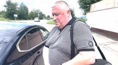 Prepustený Dušan Kováčik zrejme neodišiel ďaleko. Podľa advokáta nemá v pláne vycestovať