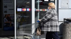 Hodiny vyhradené pre seniorov sa v obchodoch od pondelka rušia