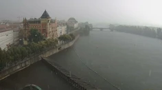 V Prahe vytopilo operu aj hlavnú stanicu, vo Frankfurte rušili lety. Česko a Nemecko zasiahli silné búrky
