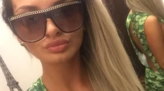 Mohla to byť obyčajná selfie. Keď ale zbadáte ten detail, inde sa pozerať nebudete