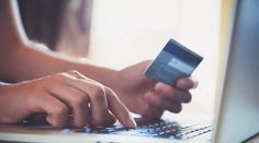 Podvodníci útočia na ľudí aj cez e-shopy. Poradíme, ako sa nestať ich obeťou