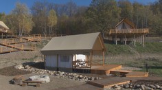 Poznáte glamping? Jeden takýto kemp budujú pri Počúvadlianskom jazere