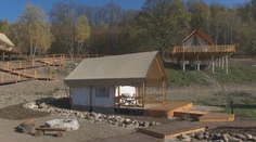Poznáte glamping? Jeden takýto kemp budujú pri Počúvadlianskom jazere