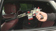 Previezol sa so synom s pištoľou v ruke pred domom, ktorý používa zvolený prezident. Teraz má na krku sociálku