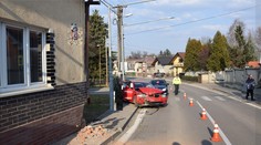 Opitý mladík (24) narazil v Lednických Rovniach do domu, v dychu mu namerali 3,33 promile